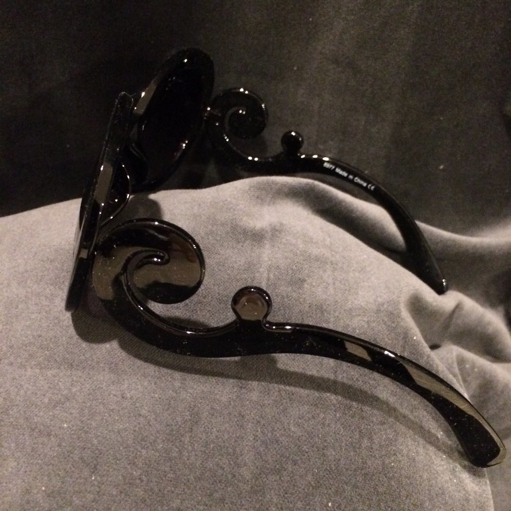 Vintage Look Black Sunglasses